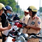 Khi đi xe biển trắng, CSGT có được dừng xe xử phạt?