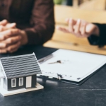 Rủi ro từ hợp đồng đặt cọc bằng giấy viết tay: cảnh báo người mua Rủi ro từ hợp đồng đặt cọc bằng giấy viết tay: cảnh báo người mua