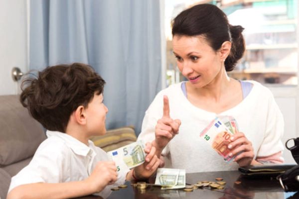 Tài sản của người chưa thành niên: Ai quản lý?