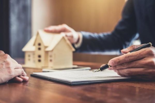Bán nhà thiếu giấy tờ: Nguy cơ pháp lý tiềm ẩn và cách phòng tránh
